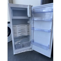 Įmontuojamas šaldytuvas...